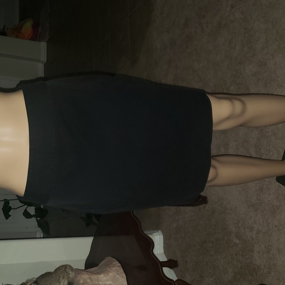 Banana Republic Dresses & Skirts - Banana Republic 6 simple black skirt back pockets